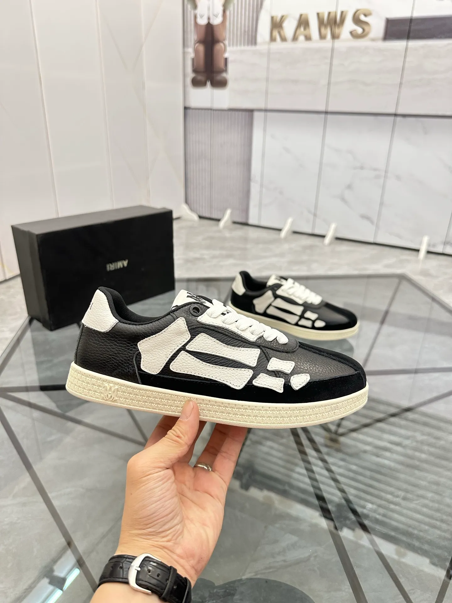 Men's shoes: 💰P420¥ Product trademark: AMIRI* "Amir*" low-top casual shoes Regular size: 38-45 (can be customized to 46) Product material: imported nubuck leather upper, breathable lining, original outsole. Number: 001